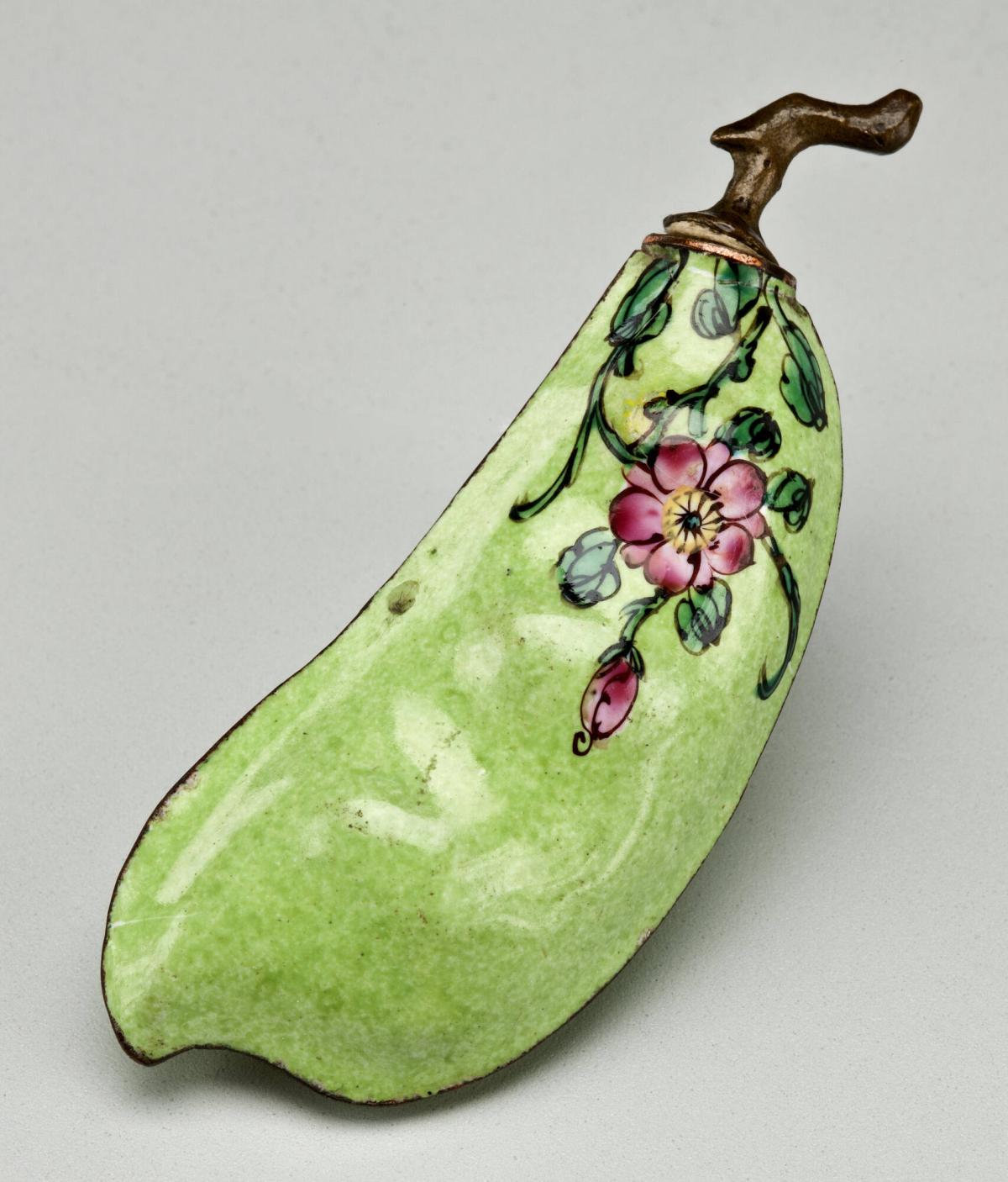 Peapod Snuff Bottle
