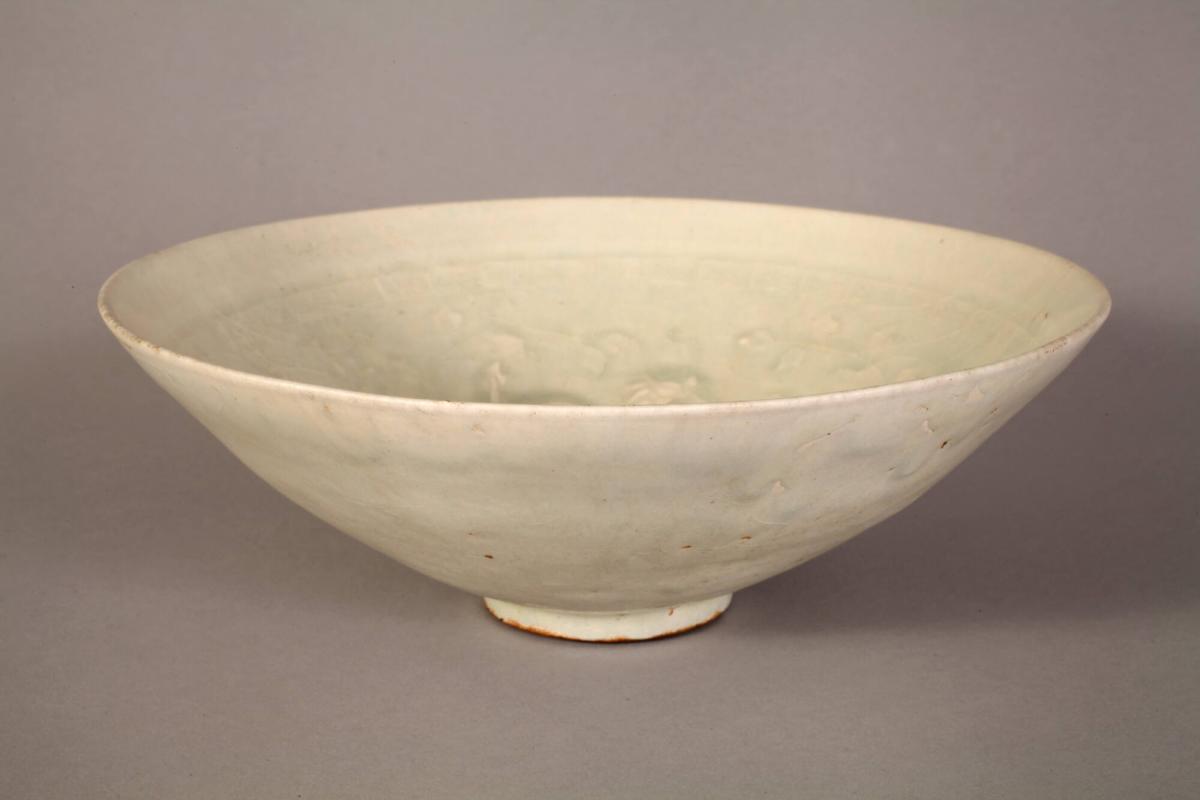 Yingqing Bowl with Design of Dragons and Vines