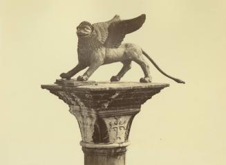 Le Lion surmontant l'une des deux colonnes